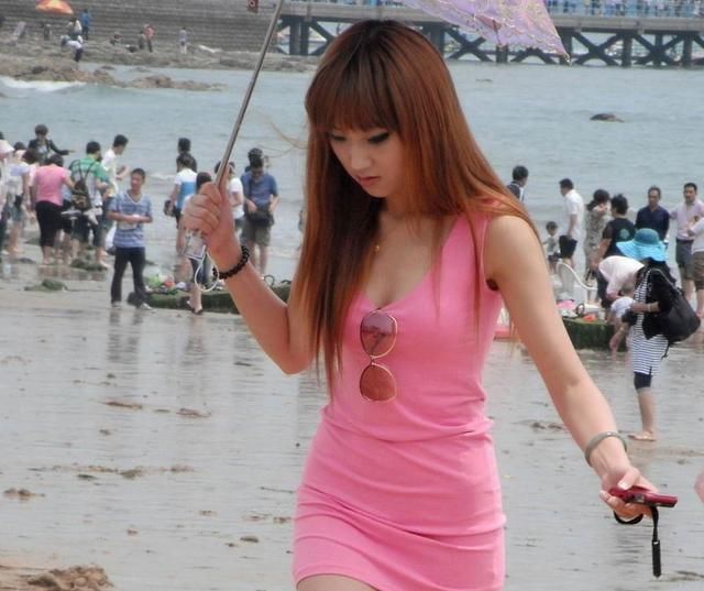 美女街拍，打底裤很好的衬出你高挑修长的身材