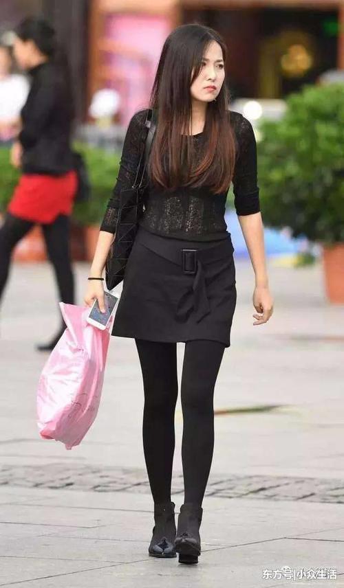 街拍路人：紧身裤让女人不自觉头上扬，加点小高傲更有魅力