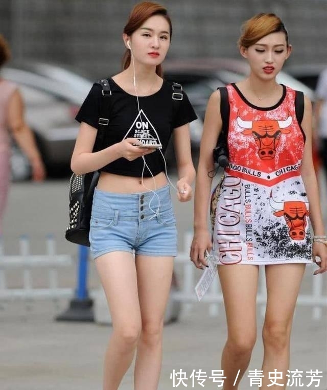  『感觉』街拍：小姐姐看起来很有时尚丽人的感觉，蓝色牛仔裤搭配吊带背心