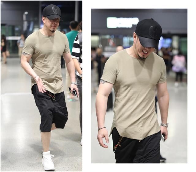 46岁杨坤竟是位潮男？身穿简约私服玩起街拍，胸肌实在太抢眼了