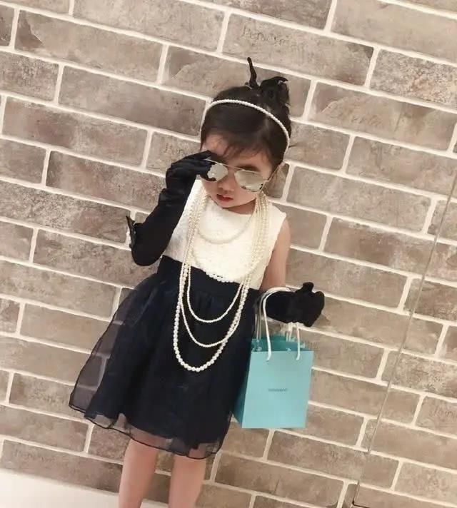  『韵味』贺军翔带闺女喝喜酒，才3岁就会有名嫒韵味十足，网友：好萌！