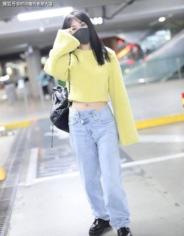  小蛮@衣服不再流行大一号！短一截晒出小蛮腰，才是开春的正确打开方式