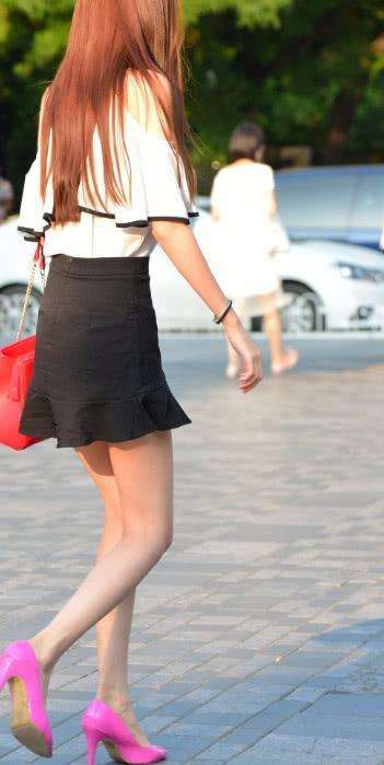 街拍: 黑色短裙怕配玫瑰色高跟鞋, 尽显迷人女人味