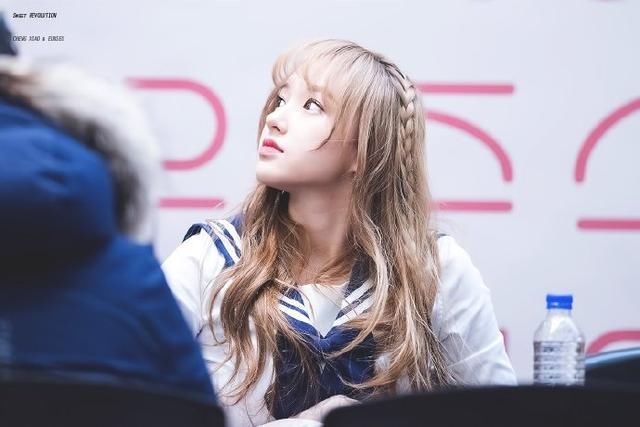 当程潇的动漫身材穿上制服，妥妥的二次元，周洁琼穿同款真尴尬