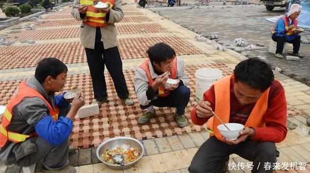 招工难！建筑工地日薪300无人问津，年轻人为何宁愿回家种地？