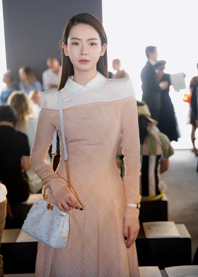 以前只觉得冉莹颖穿衣高调,看到这条连衣裙才知道,身材很丰满!