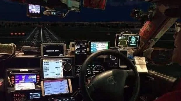 在香港坐出租车，你会发现方向盘旁边有很多手机，原来是这个原因