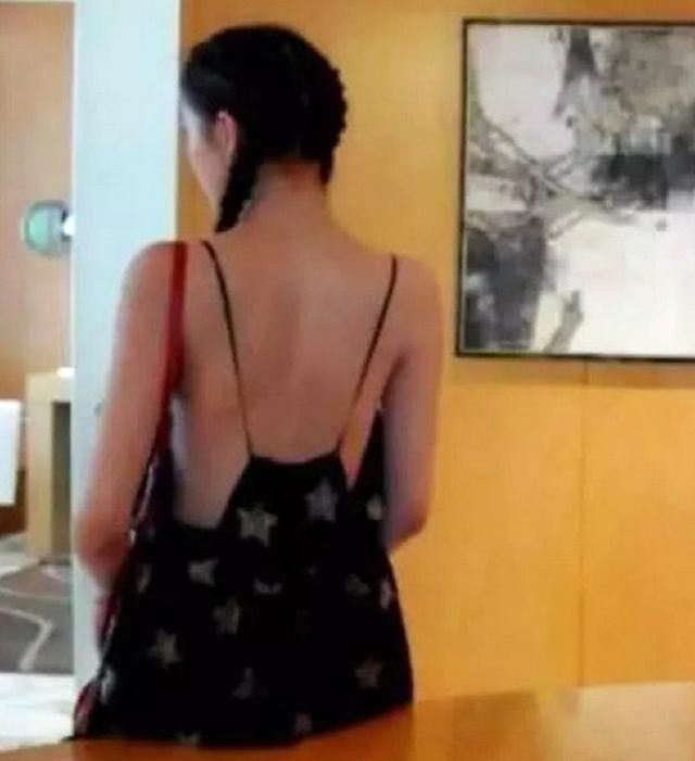 关晓彤真会玩，黑色吊带裙穿出美感，网友:拍照的是谁?