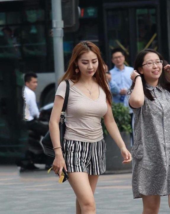 清凉穿搭的女生, 一边逛街一边秀身材, 尽显夏日休闲风情