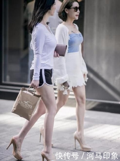 #位小姐姐#时尚辣妈的穿搭,运动装搭配高跟鞋,时尚又大气!