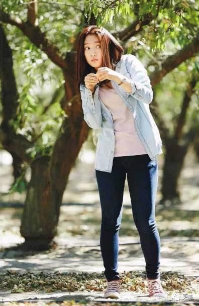 景甜凸出的小肚子衣服都遮不住，体型快和蒋欣一样了