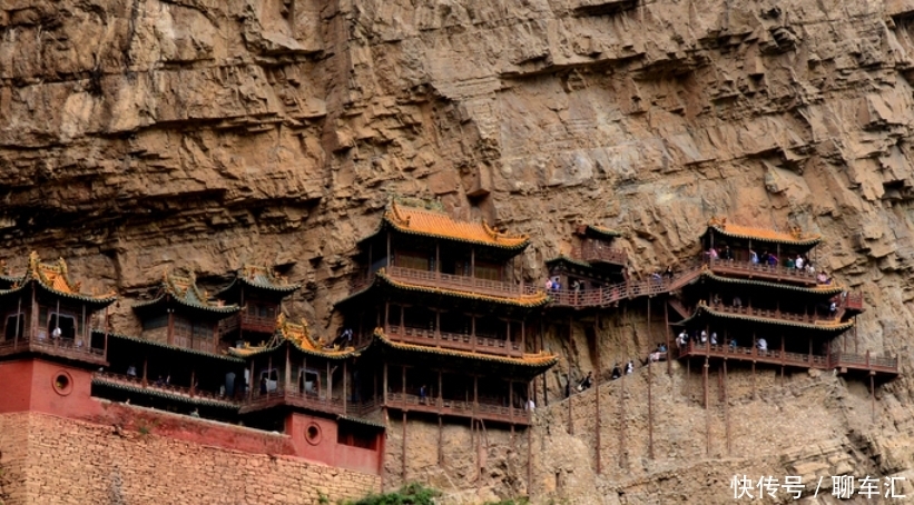山西悬空寺，曾被列入世界可危建筑，仅木棍支撑就引游客纷至沓来