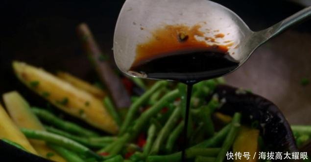 软烂:长豆角烧茄子的家常做法,软烂适口,有滋有味