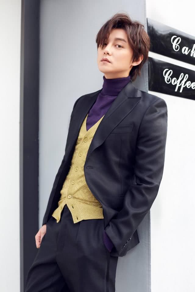 尹正时尚搭配，百变造型，时尚潮流，帅气十足，型男气质十分突出