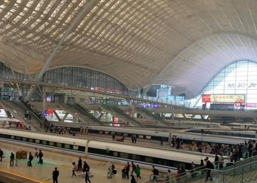  官方网@中国最“奇怪”火车站名，明明不存在地名，却执意要用