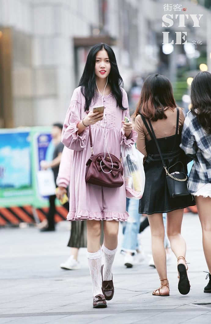 街拍:美女别出心裁的穿法，秀出细腰长腿，格外的吸睛!