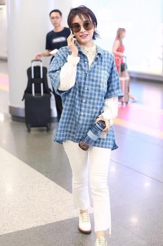 35岁吴昕穿紧身裤，36岁张韶涵穿紧身裤，大妈和少女的区别！