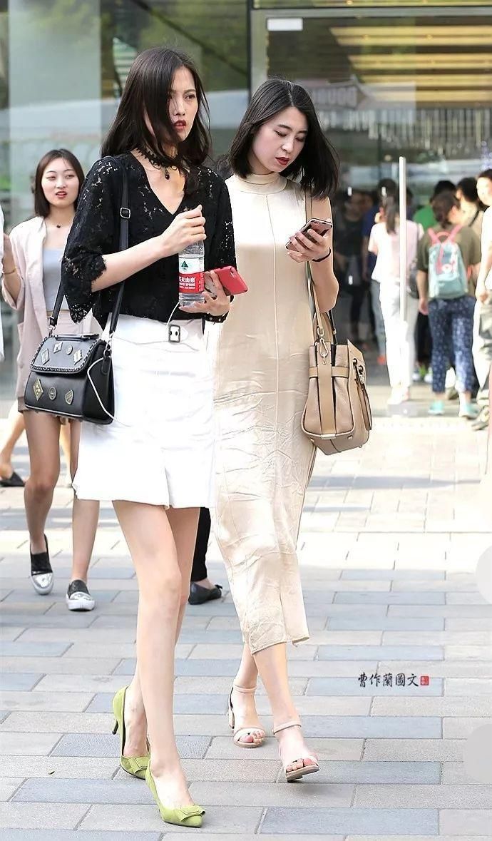 街拍:升级姐妹花,不仅高颜值,而且好衣品