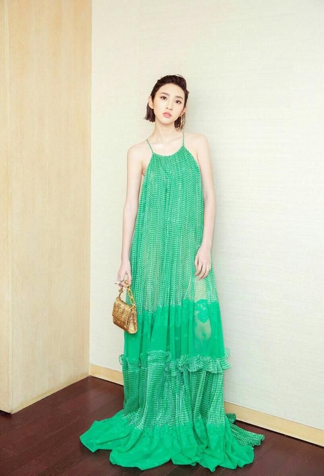 穿起长裙的唐艺昕，实在是太美了
