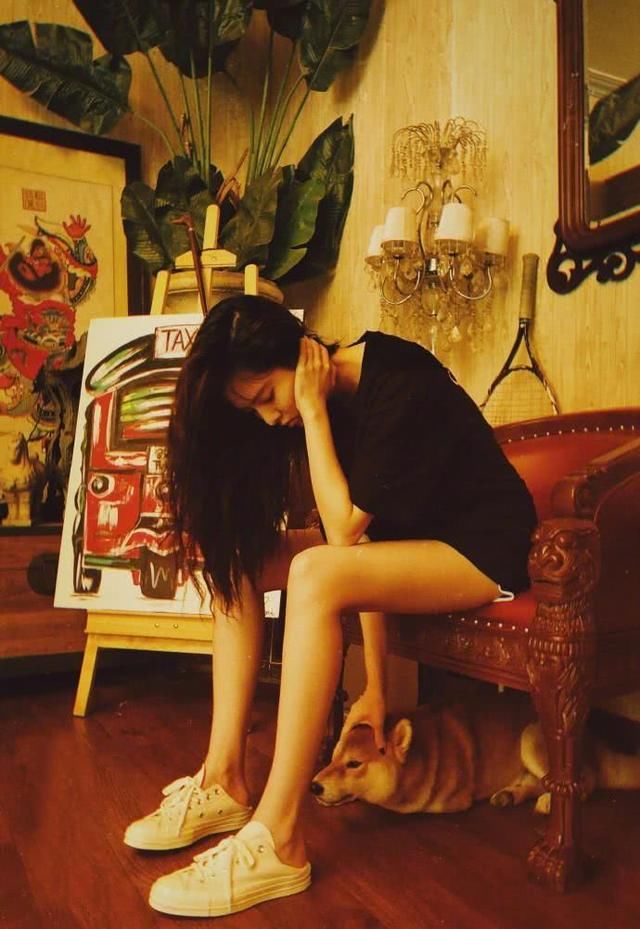 宋妍霏黑色T恤逗狗玩，视线都被逼到双腿上了：好像没穿裤子？