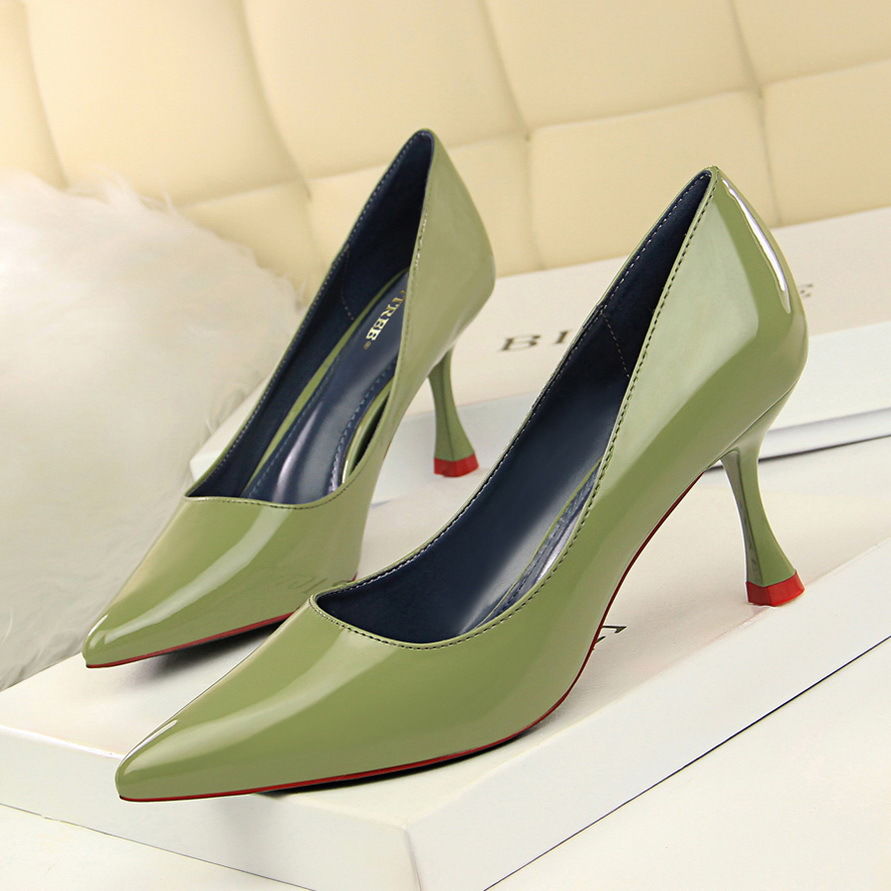 有种鞋叫:身高不够，高跟鞋来凑，今年夏天高跟鞋才是王道