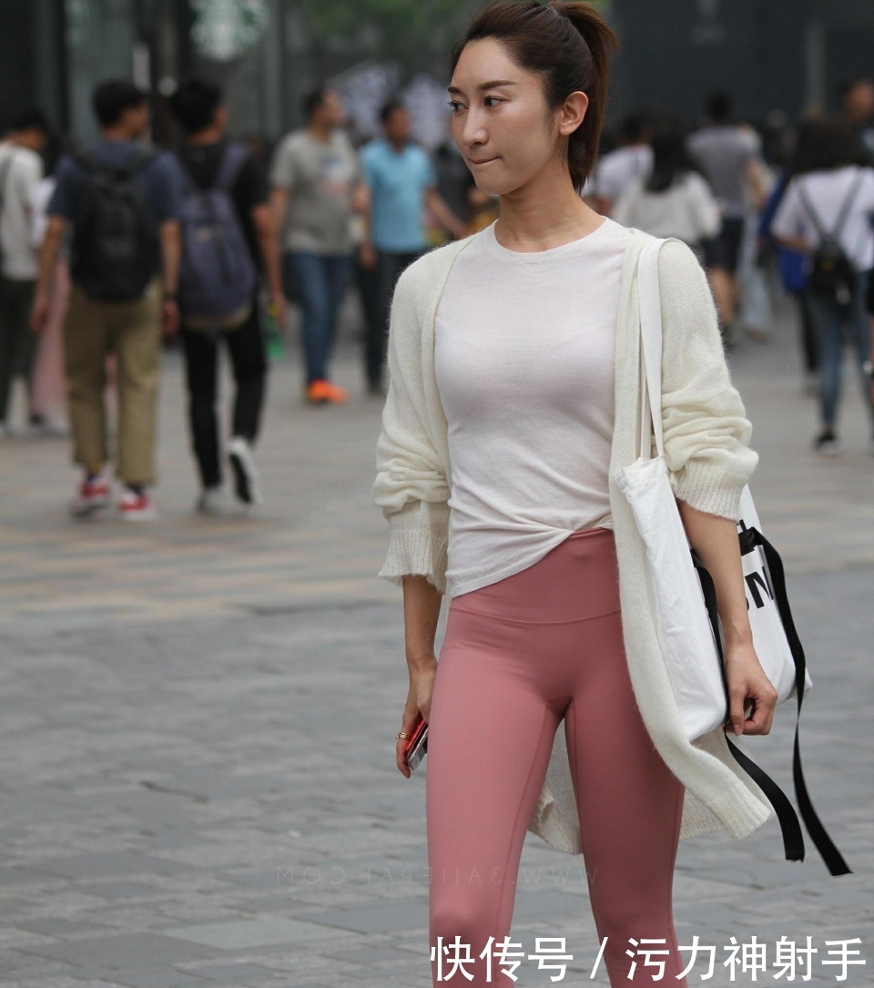 时尚辣妈粉色紧身裤出门,展现身材曲线,让人更加喜欢她!