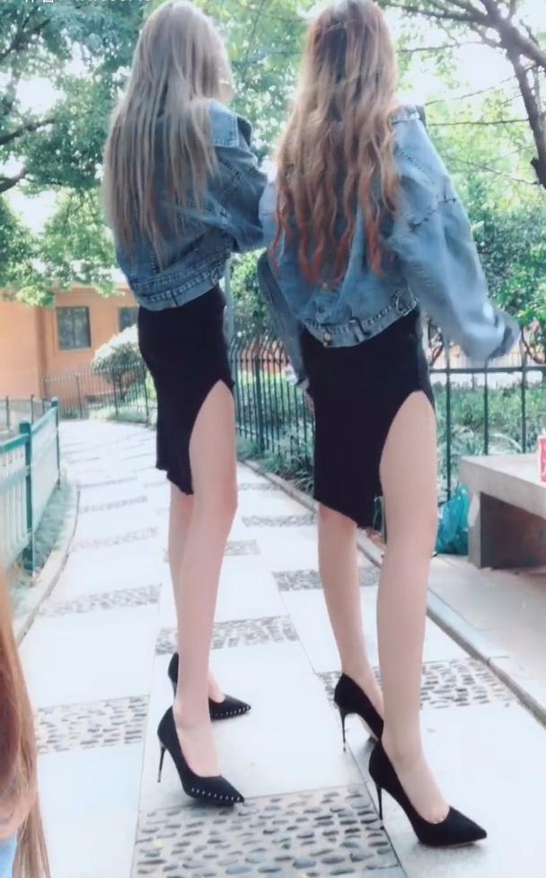 街拍：一对姐妹花街头秀美腿，这样穿回头率高