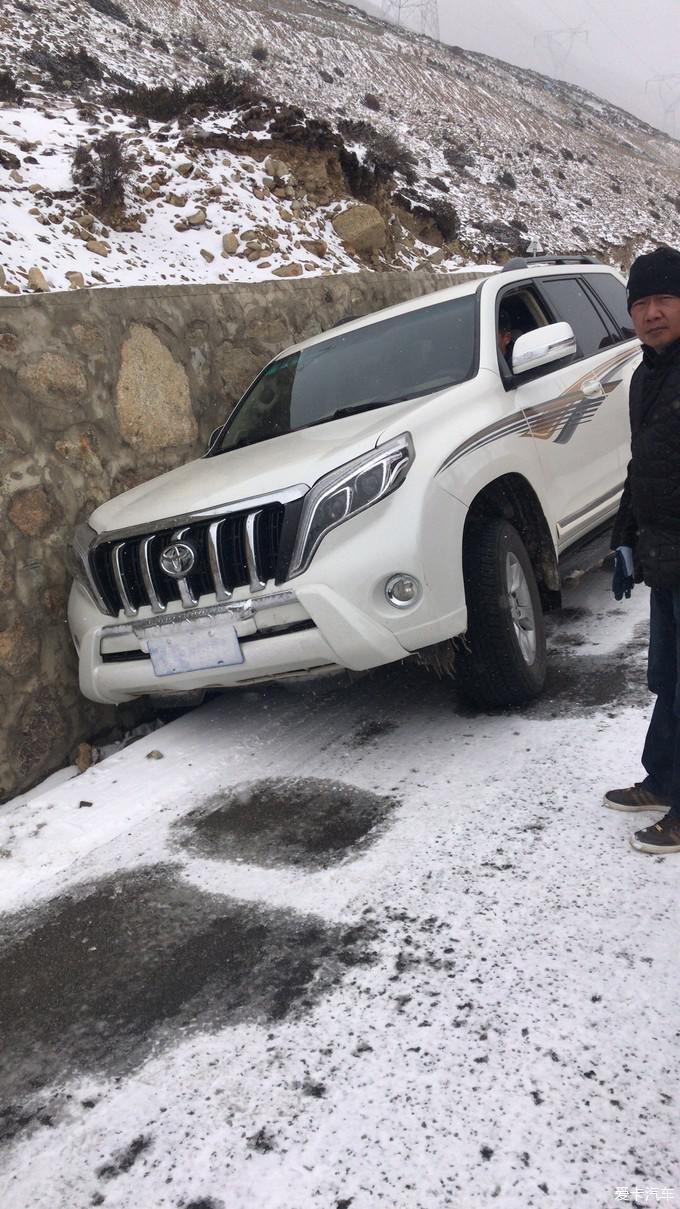 单车自驾陆巡穿越川藏线，弯多坡急雪地侧翻，生死一瞬吓懵了！！