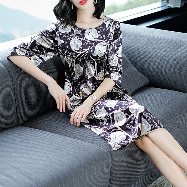 新上市一种裙:金丝绒秋裙，一款比一款漂亮，48岁妈妈穿美爆了