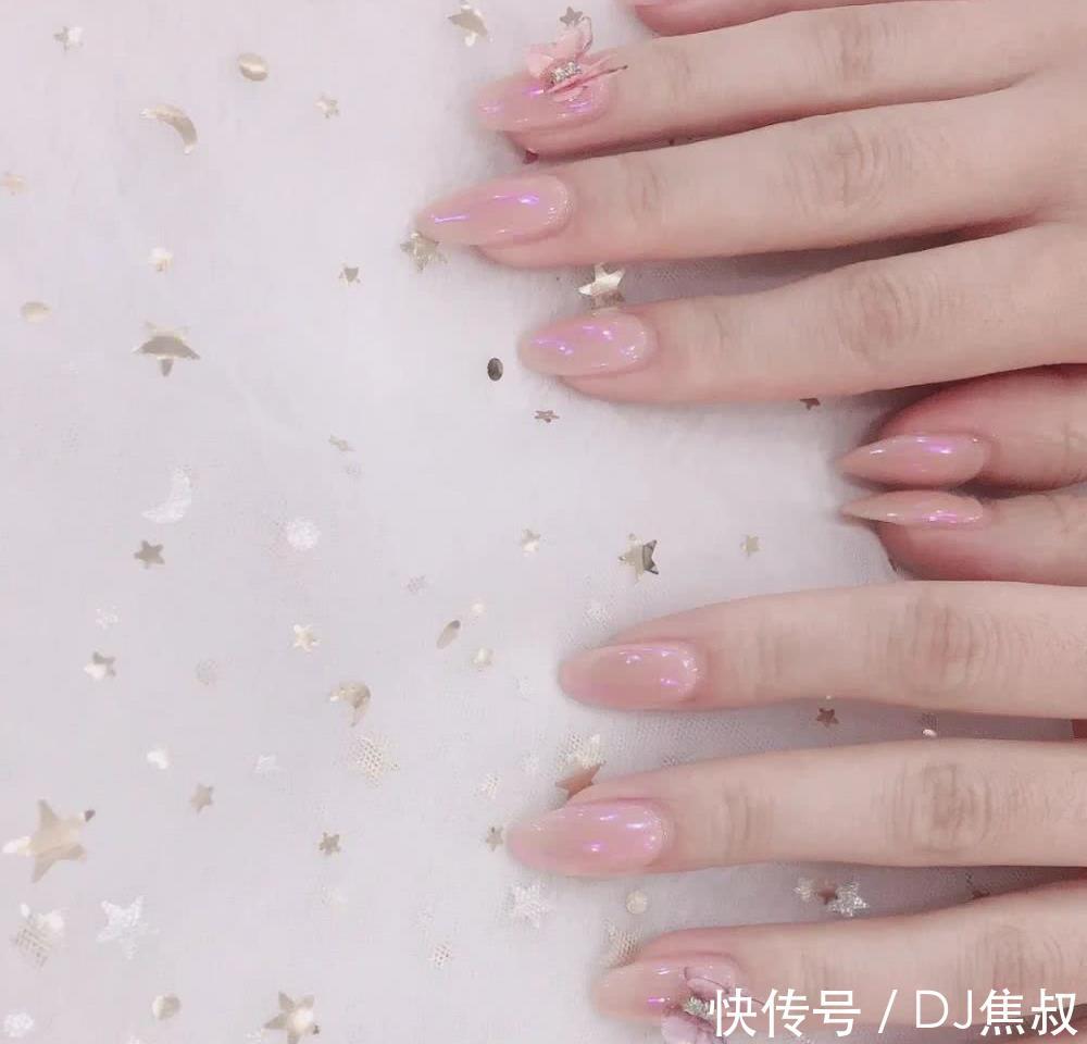 『闺蜜』做一次极光色美甲吧!闺蜜吵着让我陪她去做