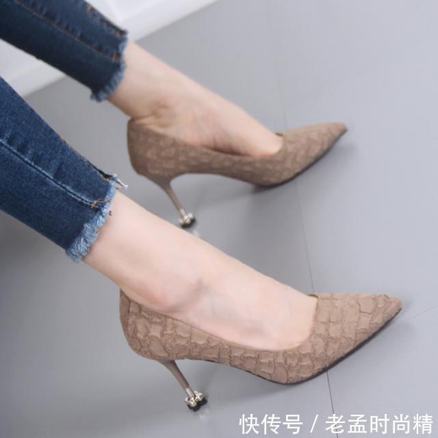 『女人』穿尖头细高跟鞋的女人是最有气质,穿出女人的高贵优雅与柔情似水