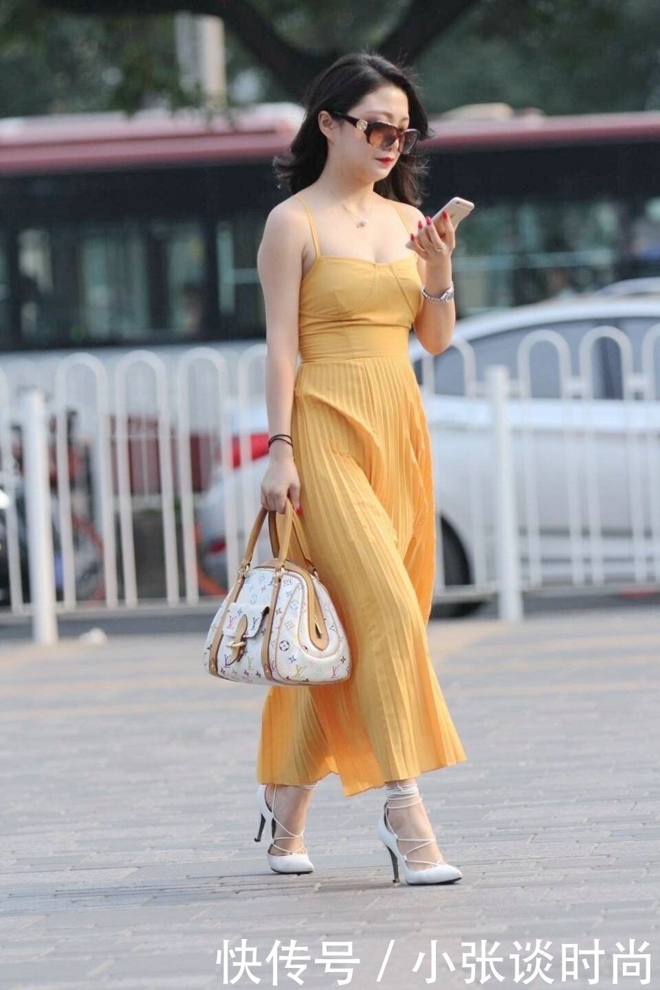 街拍:吊带连衣裙清爽又大方,十分养眼,更显成熟风韵!
