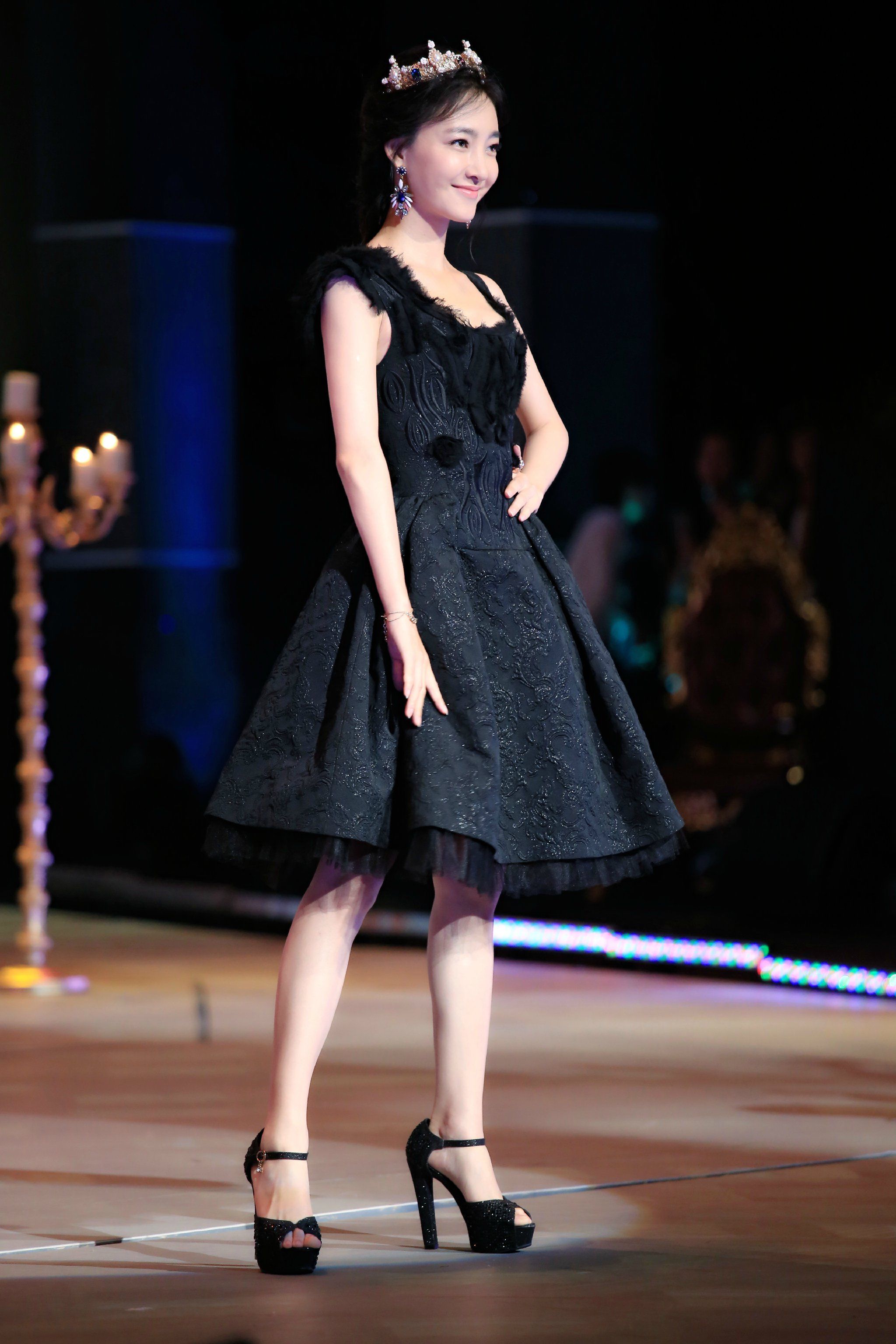 素颜女神王丽坤，魅力的迷人气质，图五的美腿很养眼!