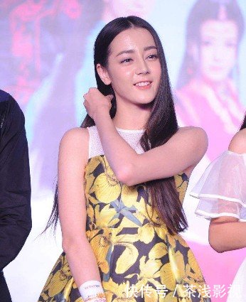 关晓彤迪丽热巴同穿连衣裙，一个水桶腰一个小蛮腰，网友：不能比