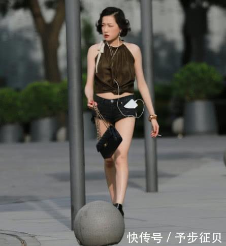 「 就要」那就要多多展现自己,街拍:要想展示出自己不俗的穿搭功力