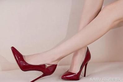 赵丽颖的高跟鞋能理解,天后王菲穿的无底高跟鞋看着肉疼