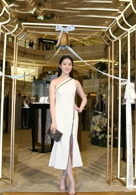 刘亦菲身穿一身白色斜肩裙亮相,几分成熟女性的性感魅力!