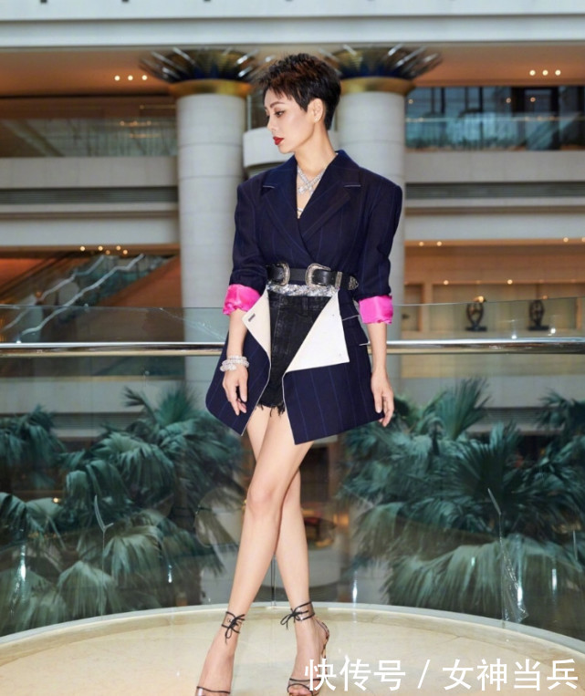 宁静大热天同时穿2条裙子,难怪要在裙子上撕个大口子散热!