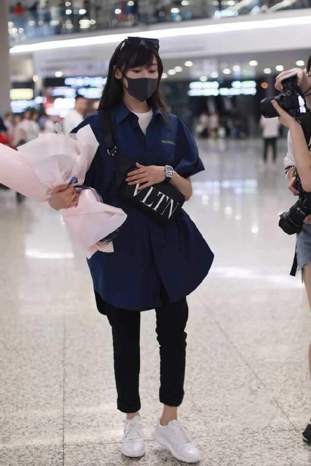 张天爱里面只穿一件裹胸,搭配瑜伽裤就敢往机场跑,这身材我服了