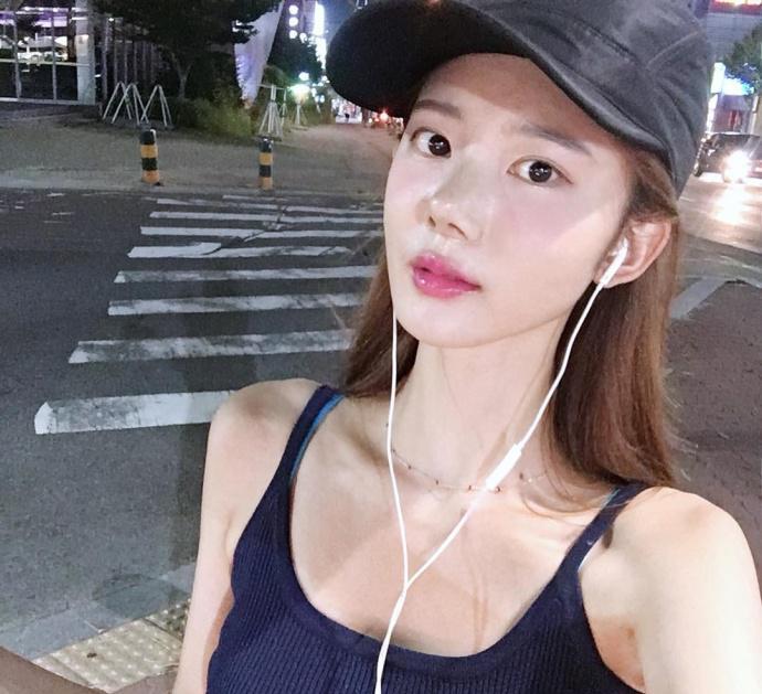 路人街拍,颜值高、身材好,这样的小姐姐喜欢吗