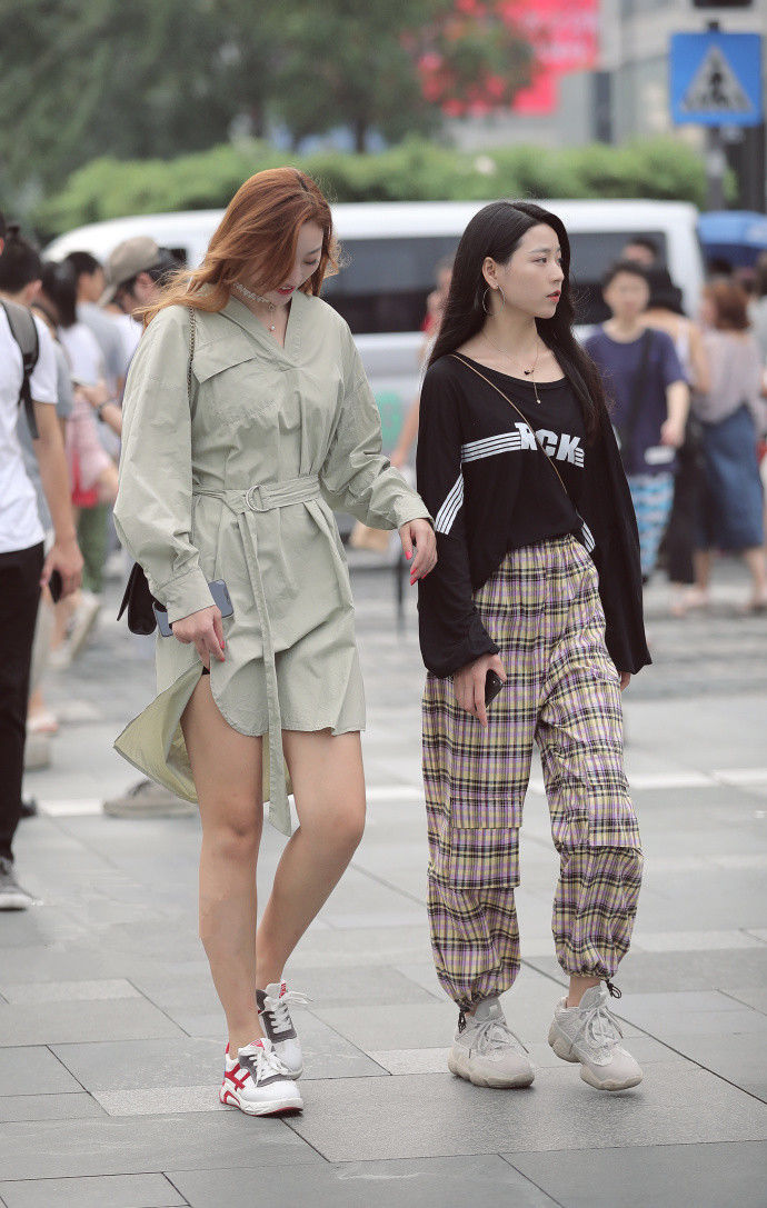 成都街拍:别致可爱的穿搭，即使在茫茫的人群中也很燃!