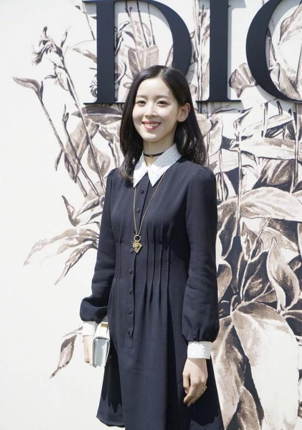 23岁章泽天连续两次撞衫30岁赵丽颖，年轻了7岁，可两次都惨败