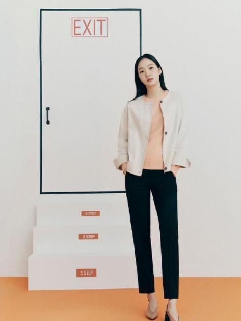  衬衫■金高银总算高姿态，新发型黑发髻好整洁，岗位西服又美又飒