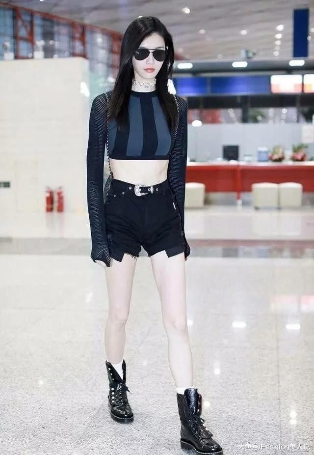 奚梦瑶机场三套服装秀出超模身材, 而这双三次都穿的马丁靴要火?