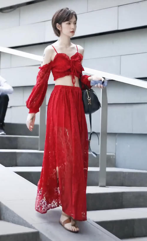  驾驭|一不小心穿得像大叔的“梅菜干鞋”，姐用美足硬是驾驭了，好看