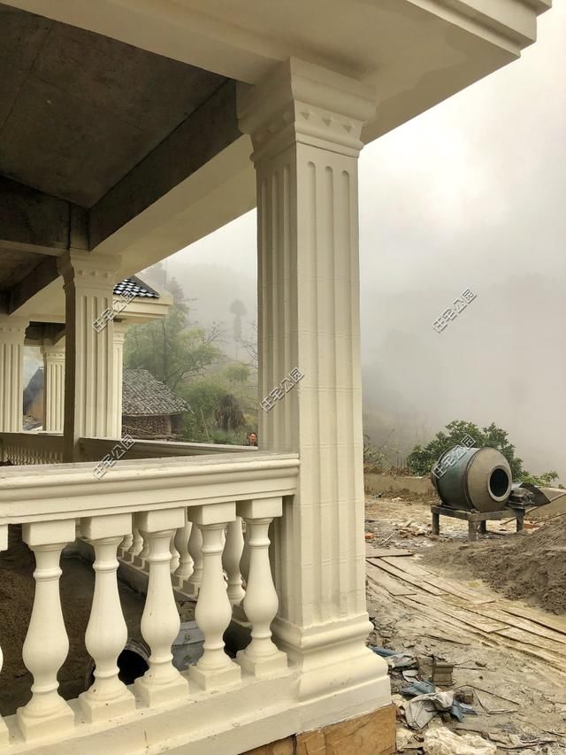  房盖■重庆刘先生回乡建洋楼，光挖机费就花了2万多，这房盖的有