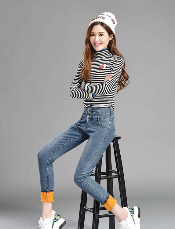 紧身牛仔裤时尚又休闲，显现的美女身材纤细又靓丽，气质迷人！