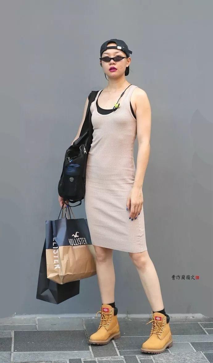 街拍:勾画凹凸有致好身材的包身裙美女