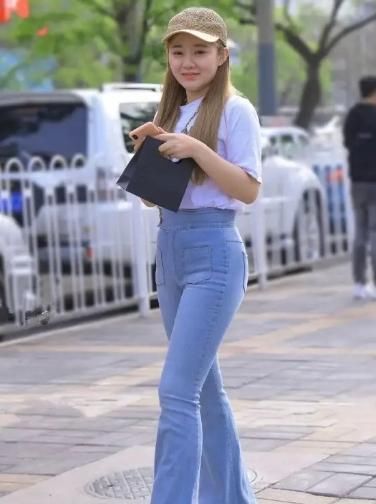 「美女」街拍:秀丽端庄的美女,一件红色风衣配黑色打底裤,时尚魅力气质