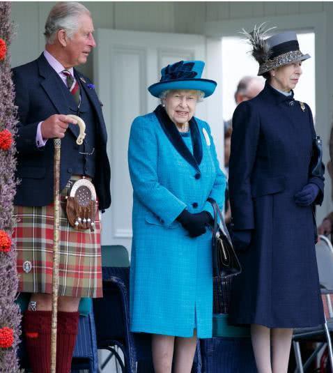 英女王携王室成员亮相高地运动会查尔斯王子一身短裙实力吸睛